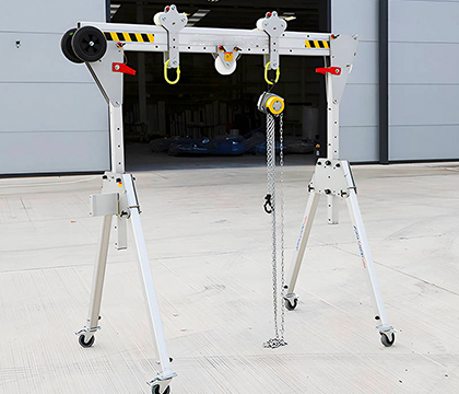 Adjustable portable gantry crane