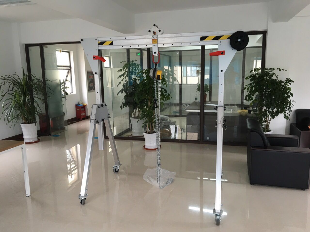 Portable mobile gantry crane